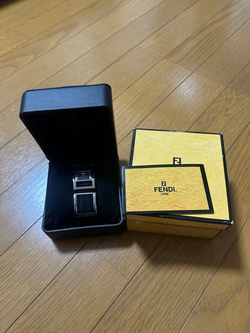 FENDI シルバー ブラック 時計