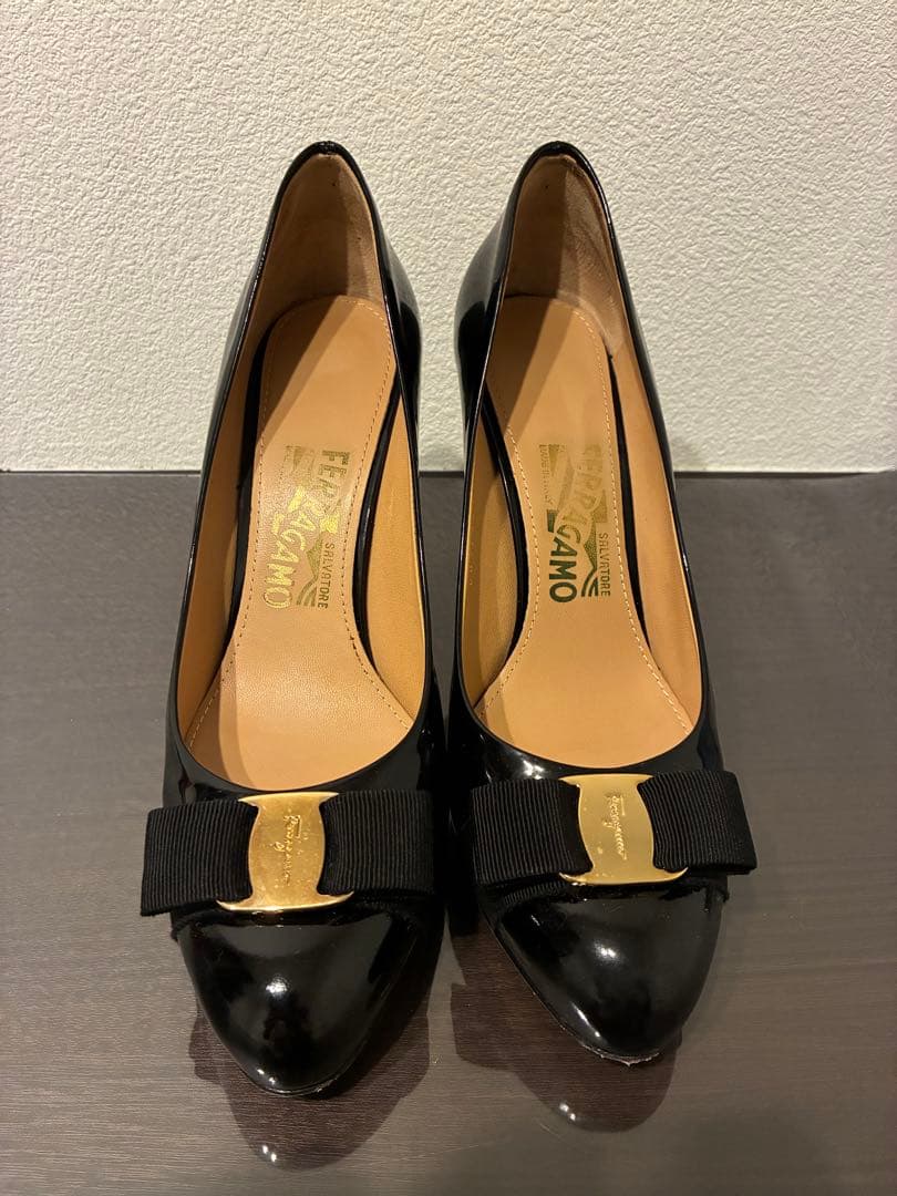 フェラガモ　黒 エナメル リボン付き ハイヒール