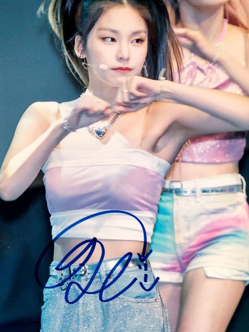 セール中…イェジ直筆サイン入り超大型写真…YEJI…イッチ(ITZY) - メルカリ