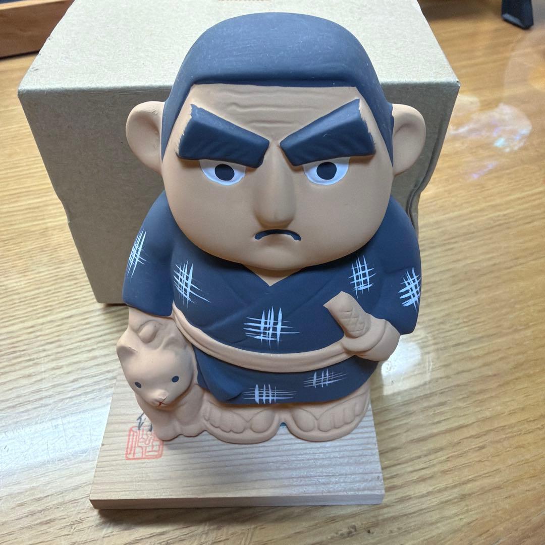 陶器製 西郷隆盛 犬連れ 貯金箱 台座付き - メルカリ