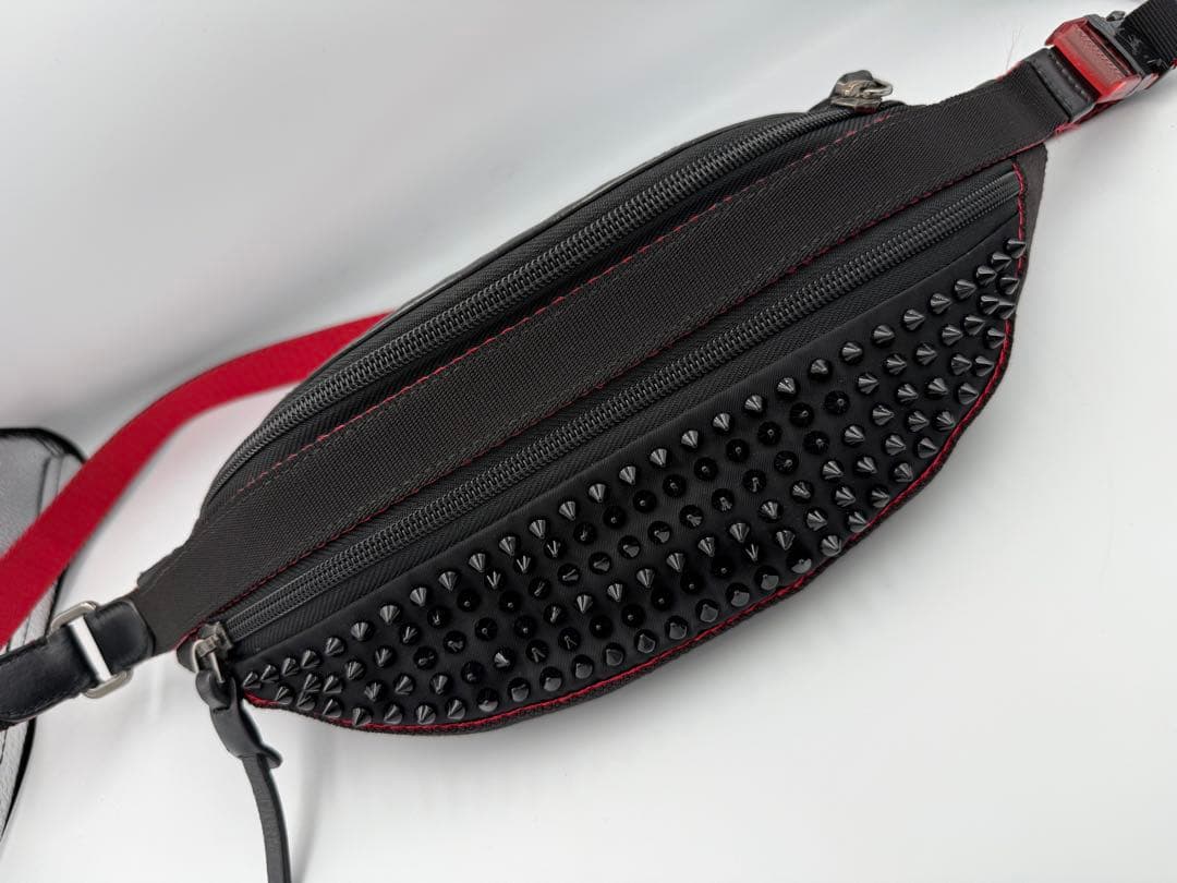 クリスチャンルブタン スパイク ボディバッグ 黒と赤