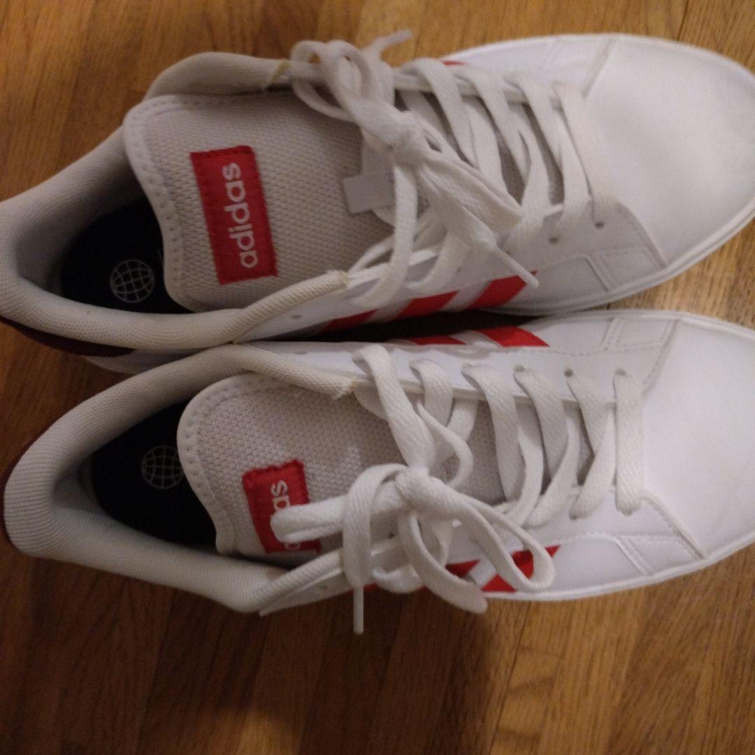 adidas ホワイト/レッド スニーカー - メルカリ