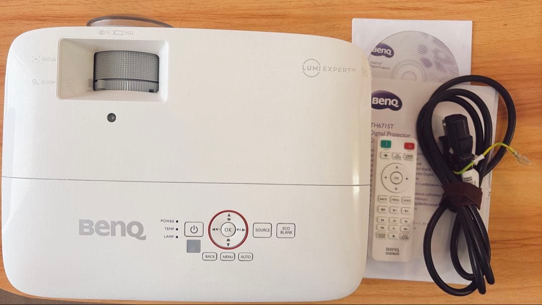 ☆美品　BenQ TH671ST DLPホーム プロジェクター ベンキュー