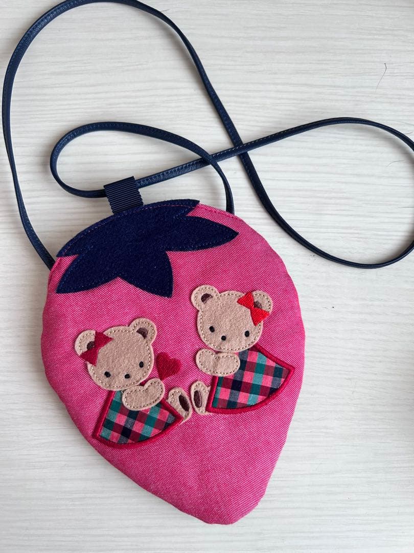 ファミリア　いちご型 クマ刺繍ポシェット