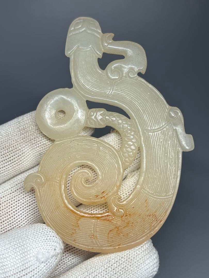 中国古美術　本物和田玉　根付け　浮き彫り　縁起物　戦漢竜　美品　アンティーク