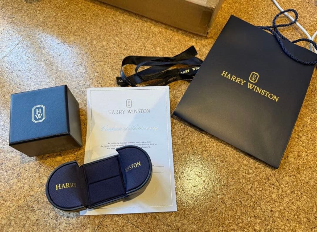 な*。　HARRY WINSTON リング用ケース 保証書付き