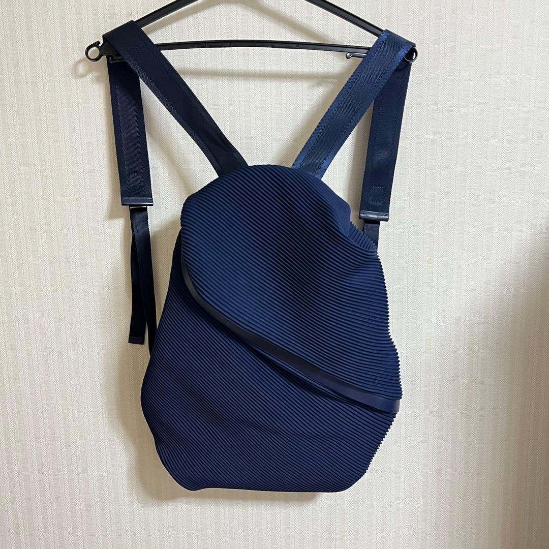 PLEATSPLEASE イッセイミヤケ　バックパック　ネイビー　美品