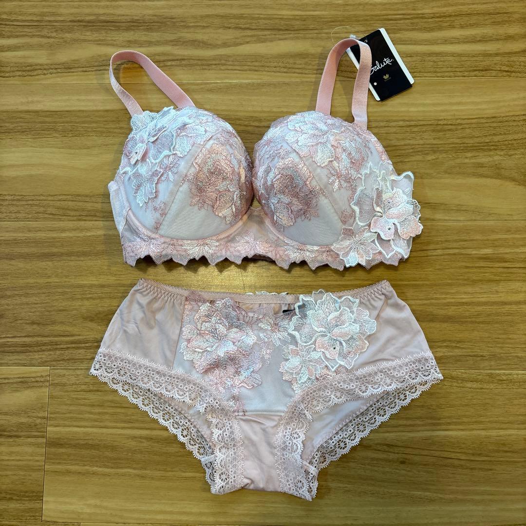 【サルート】ピンク花柄刺繍ブラジャーショーツセット F70 Qoo10] pink pink pink 大輪花柄刺繍ブラ＆ショーツセット ブラッ
