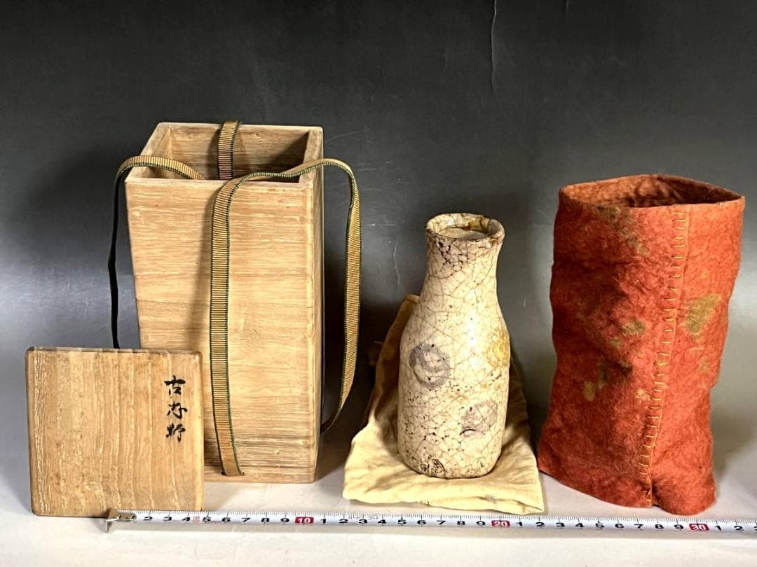 花瓶■古志野 丸紋 桃山期 華入 徳利型 古い花器 唐草 時代物 骨董品 名品■ 楽天市場】骨董○伊万里染付花蝶文花瓶○ | 明治時代-19世紀頃 | 肥前