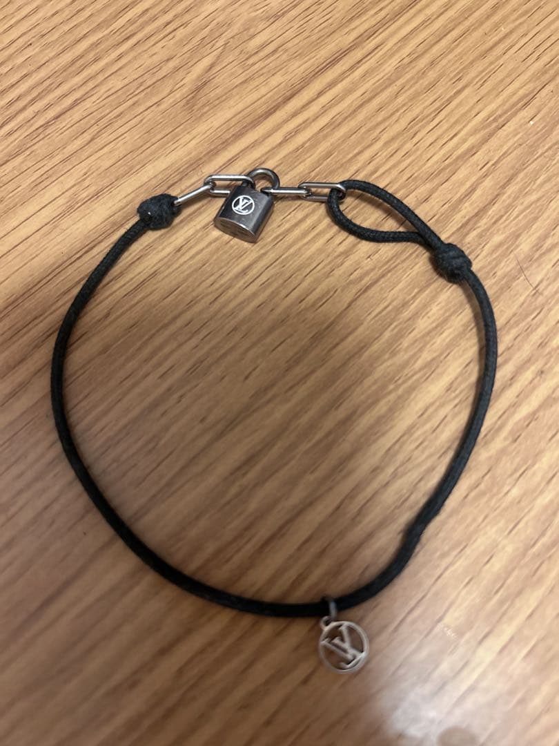 ヴィトンブレスレット ロゴチャーム付き