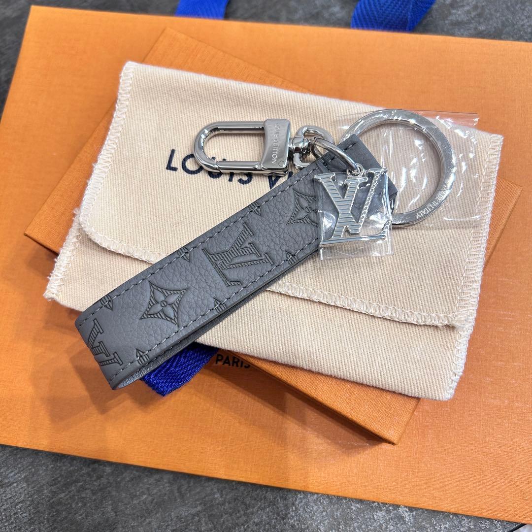 【新品】ルイヴィトン ドラゴンヌ シェイプ キーホルダー モノグラム グレー
