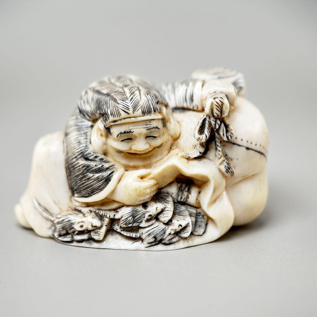 寝ている老人の彫刻極上　根付　天然素材アンティーク骨董　飾り物古美術置物細密細工 三人のキャラクター 彫刻極上根付天然素材アンティーク骨董飾り物古