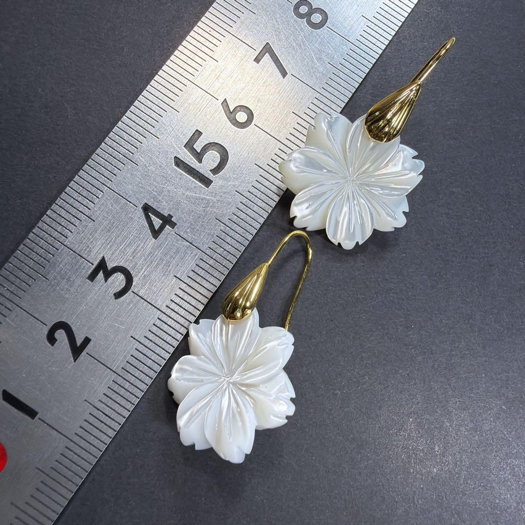 14KGF＊フラワーカービング＊美しい白蝶貝のピアスq83 - メルカリ
