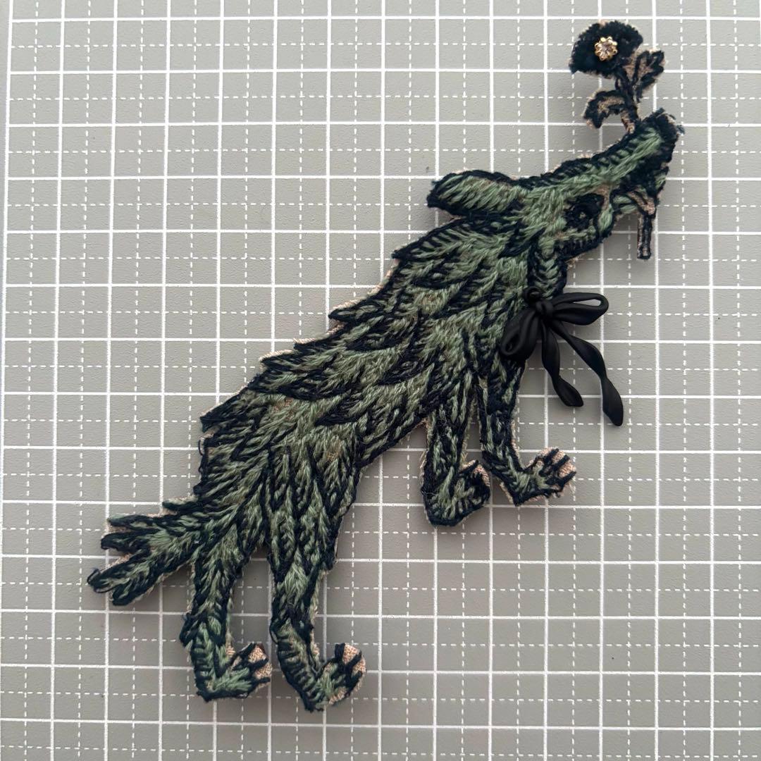 ②128 ミナペルホネン ブローチアクセサリー ハンドメイド 狼刺繍