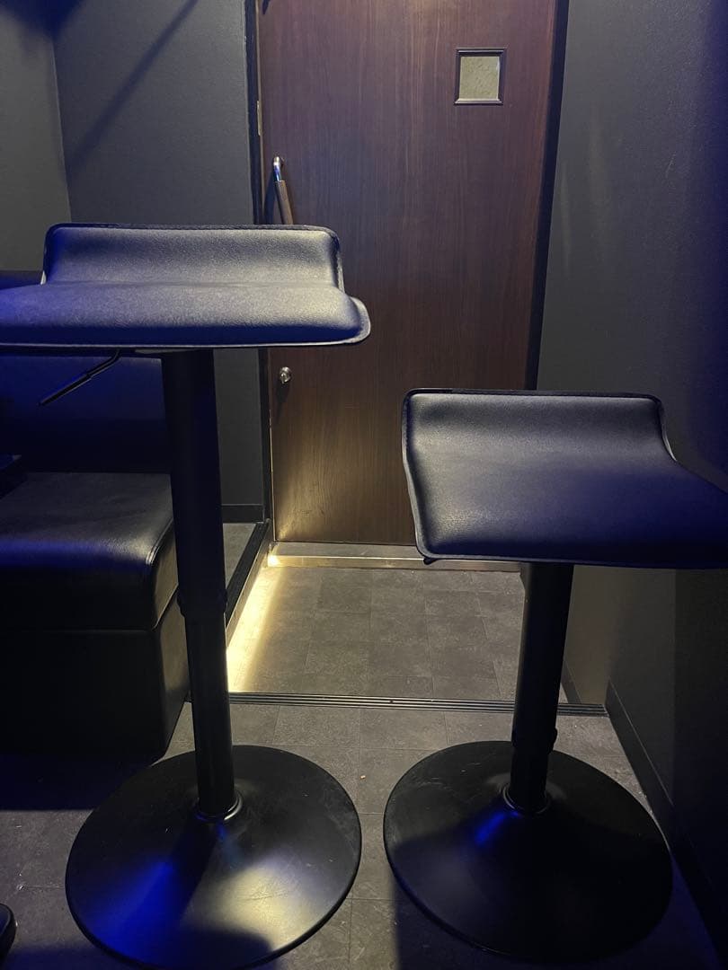 お得8個セット　黒の合成皮革　バー　カウンターチェア　 高さ調整可能　最終価格