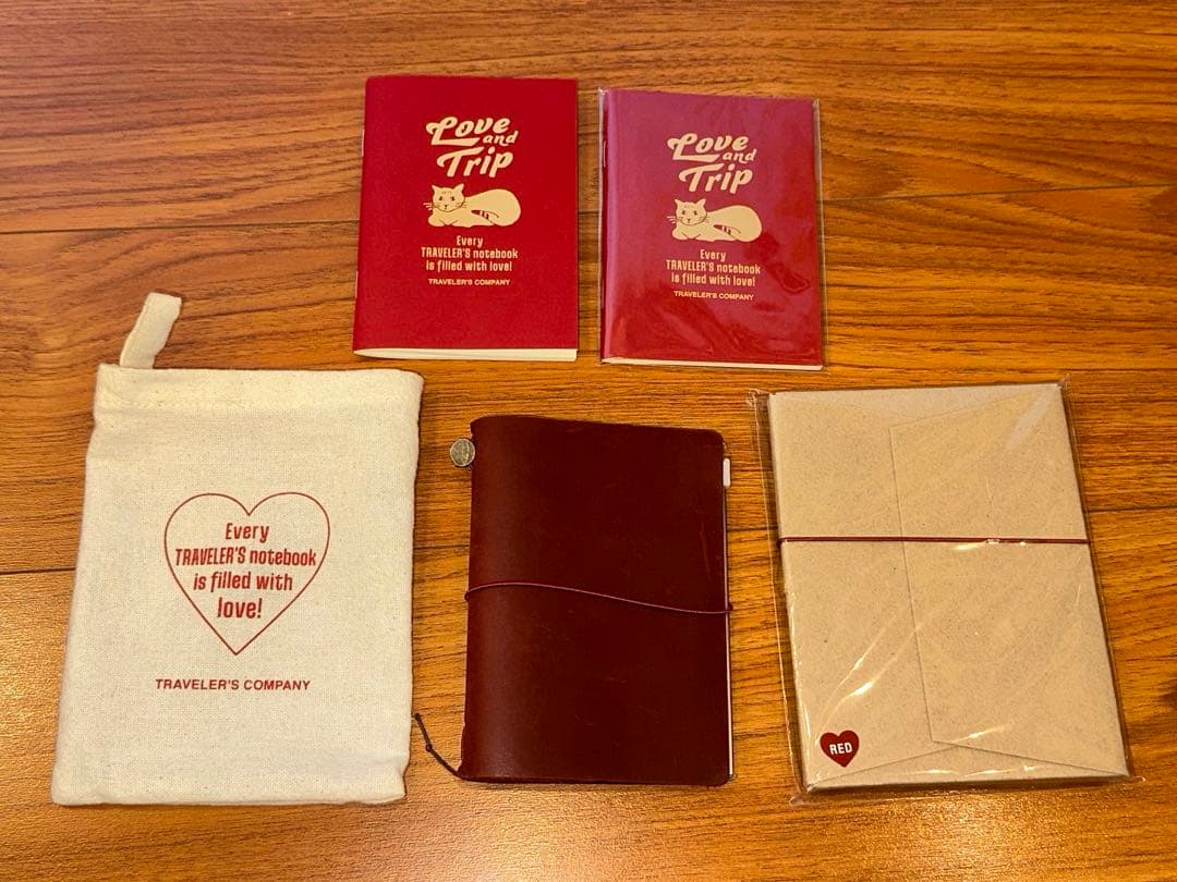 【限定】トラベラーズノートパスポートサイズ RED Love and Trip 数量限定】 トラベラーズノート LOVE AND TRIP パスポートサイズ