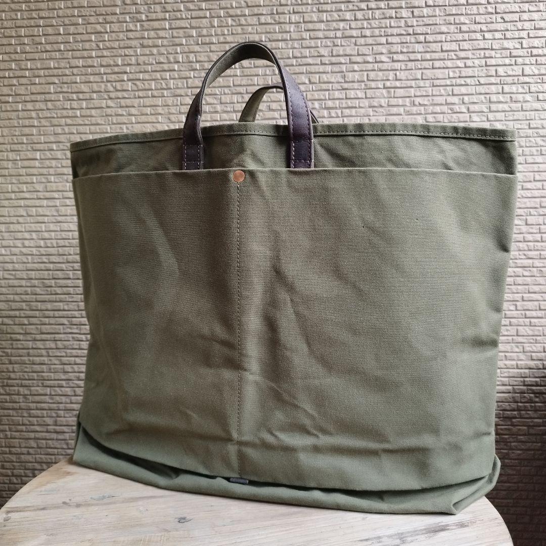 バッグ This is a(n) Base Tote L Olive