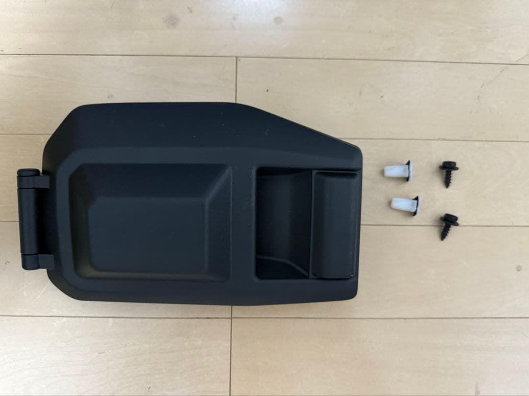 トヨタ純正）ランクル70再再販(GDJ76W) 尿素リッドカバー アドブルー