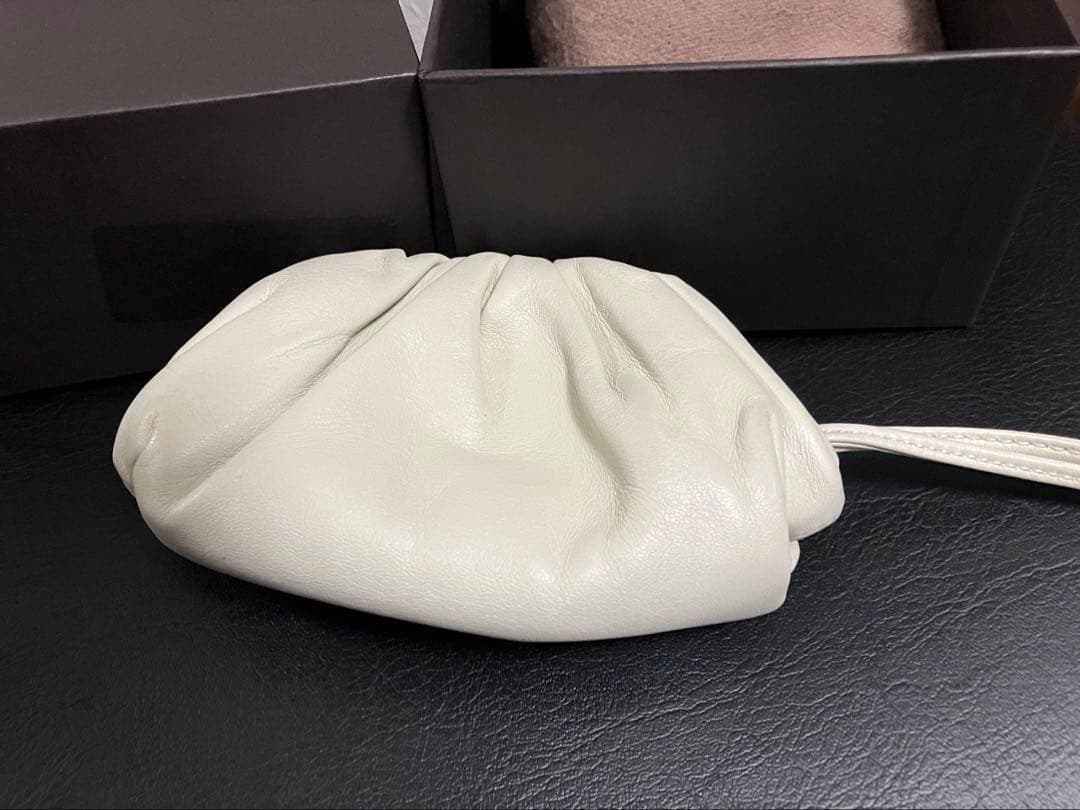 ボッデガヴェネタ ミニミニザポーチ ホワイト⭐︎チャーム