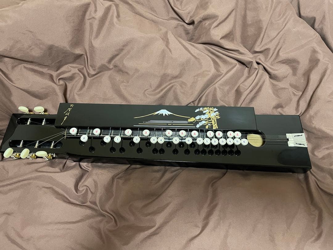 黒い琴 富士山と桜の装飾 13弦 ケース付き