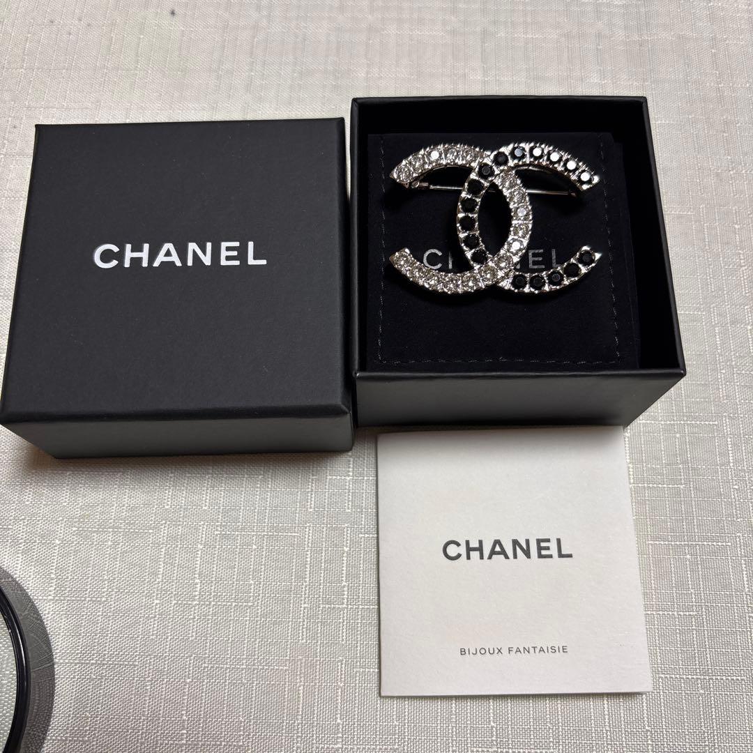 CHANELシャネル ブローチ ココマーク ラインストーン シルバー CHANEL（シャネル） ココマーク ラインストーン ムーンブローチ メタル