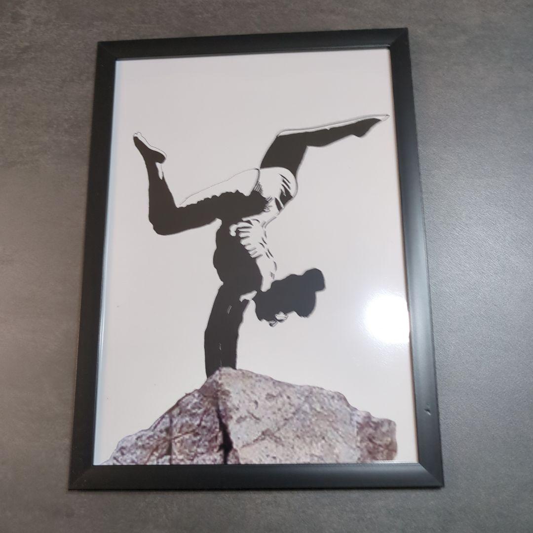 バンクシーポスターBanksy poster「逆立ちする女性」 Amazon.co.jp: アートパネル バンクシー Banksy ハート 女性 装飾画