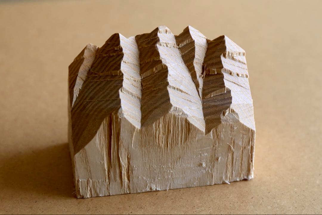 高野夕輝 日高山脈 山脈 木彫り熊 彫刻 木彫 オブジェ 作家 1 高野夕輝 さんの #木彫り熊。写真は2024年の個展にて発表された作品