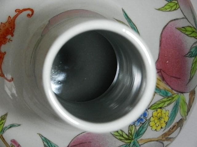 中国粉彩九桃図天球瓶（裏印「乾隆年製」） - メルカリ