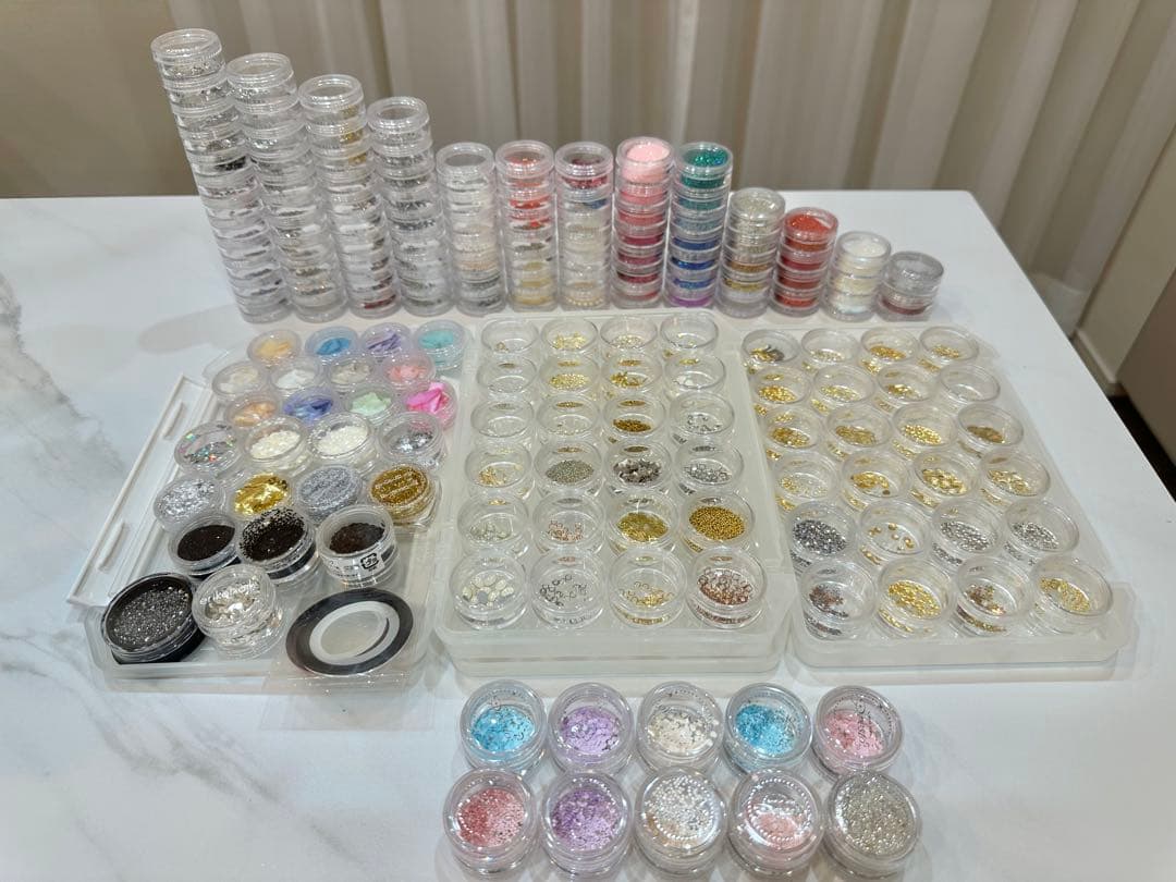 多色ネイルパーツ　ラメ　パール　ストーン　大量セット 収納ケース付き