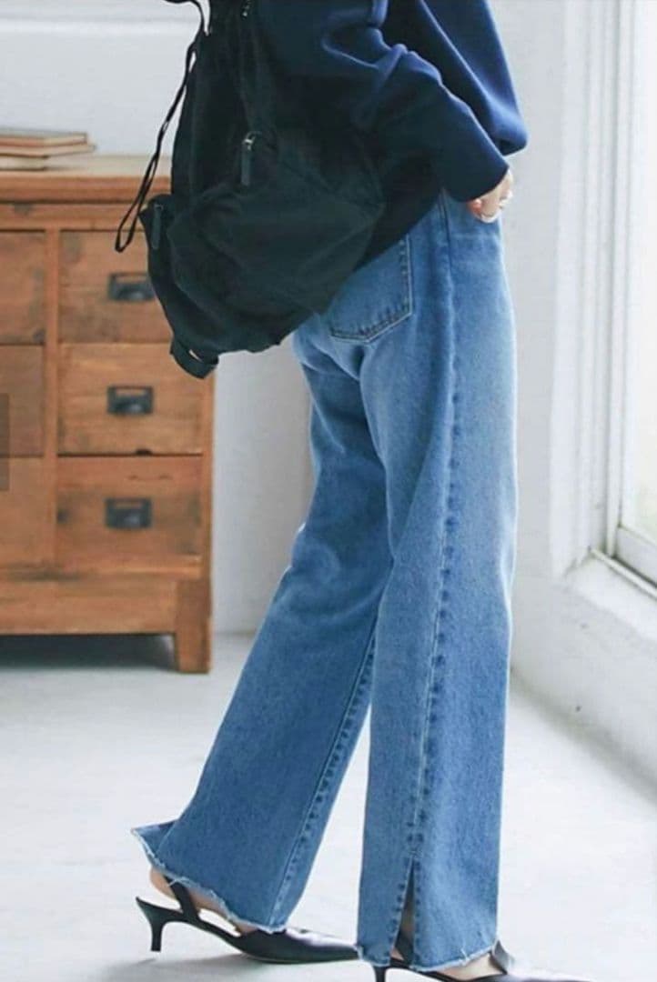 リヴドロワ 【MONN.:. (モン)】？フレアデニム ブルー 　スリット RIVE DROITE（リヴドロワ）の「全骨格美脚見え！/MONN.:. (モン)/slit