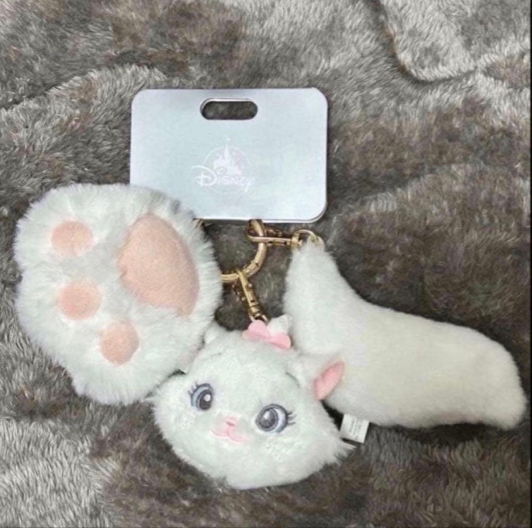 ディズニーストア 猫の日 マリーちゃんぬいぐるみキーチェーン - メルカリ