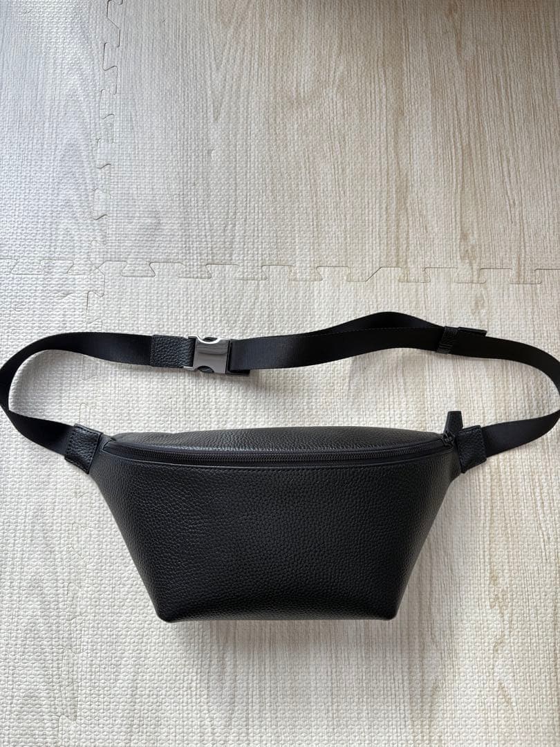 HushTug カーブドボディバッグ ブラック