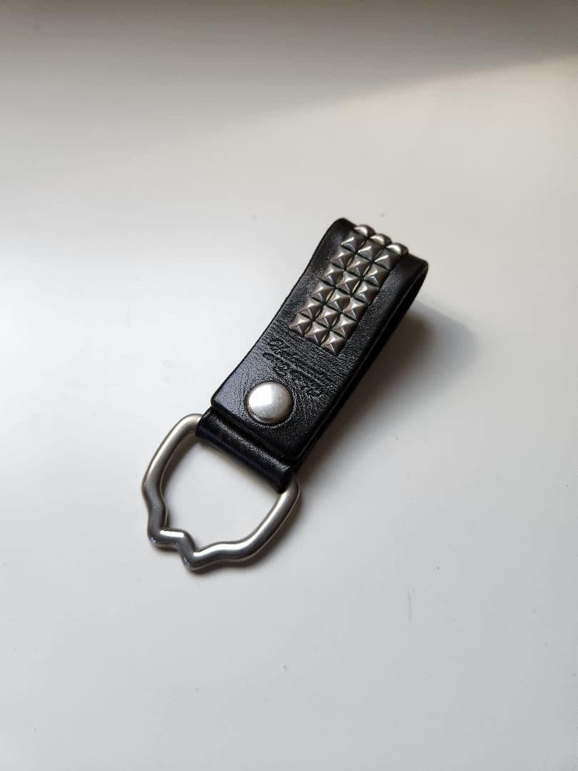 UNDERCOVER オリジナルスタッズ付きブラックレザーキーホルダー