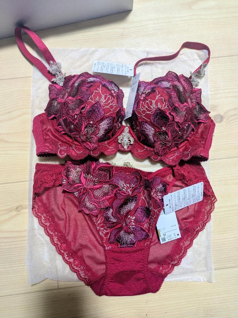 サルート　　店舗限定　ワインレッド 花柄刺繍 ブラジャーショーツセット