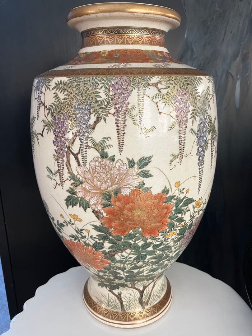 花と藤の模様の陶器花瓶