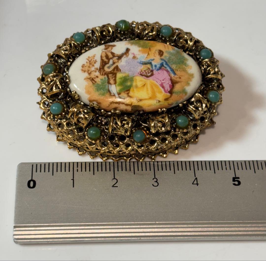 ヴィンテージ ロココ調の風景画の陶器の ブローチ - メルカリ