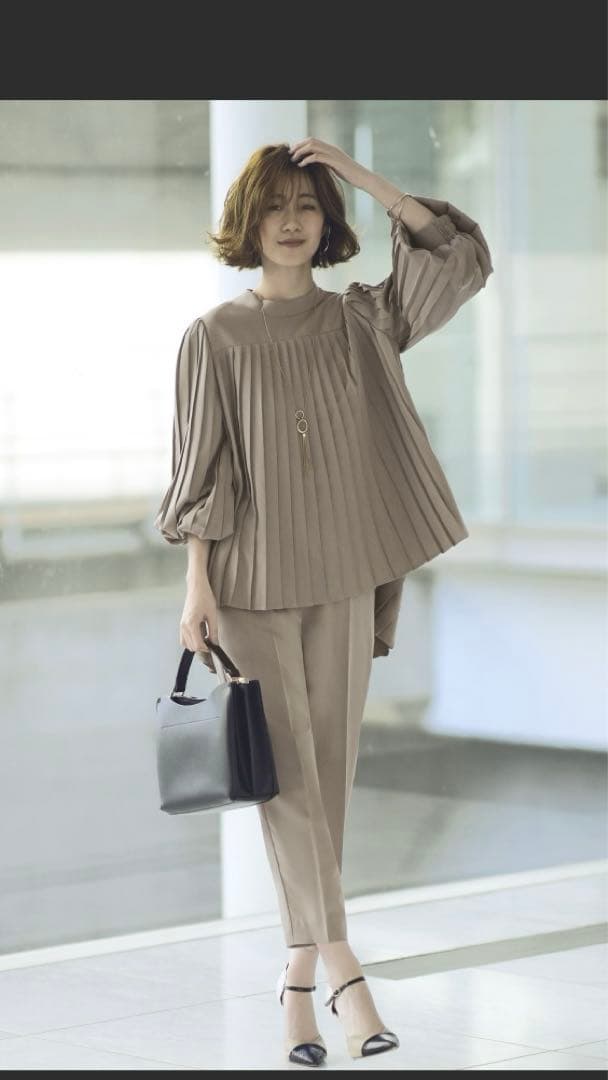 新品未使用】【2点セット】プリーツフレアトップス＆テーパードパンツセットアップ セール】【2点セット】プリーツフレアトップス＆テーパードパンツ