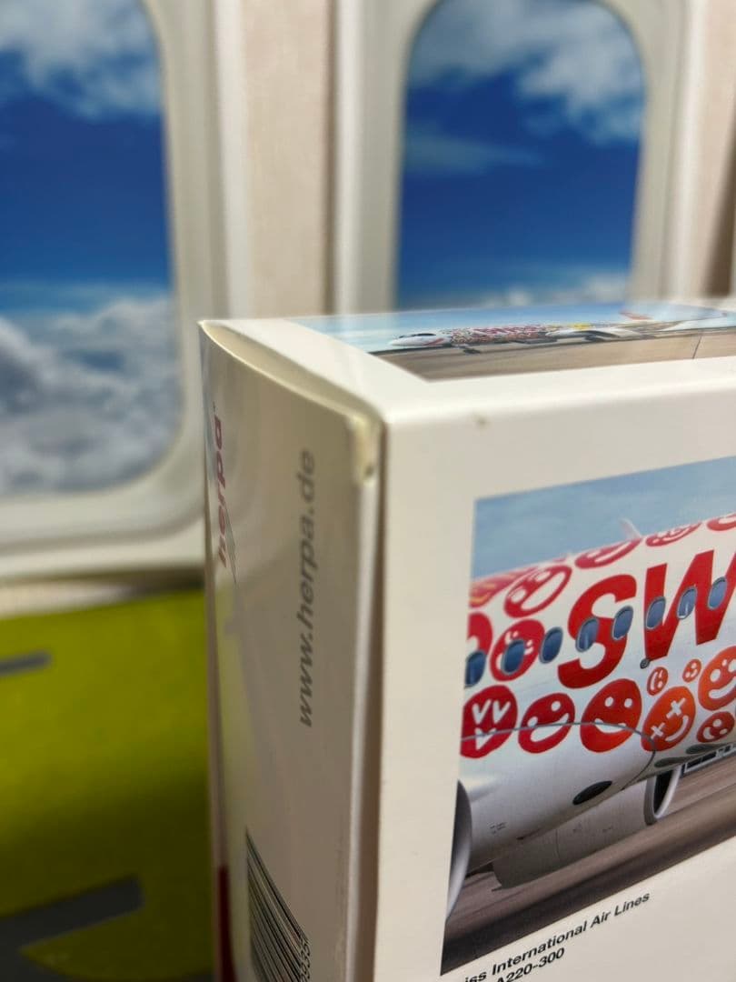 SWISS A220-300 特別塗装機 1/200 ヘルパ - メルカリ