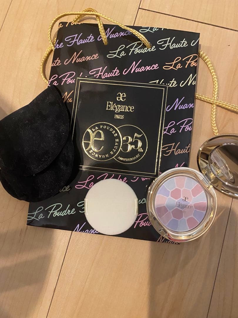 Elegance 35周年記念コンパクト　プードルパウダー付き エレガンス」の“ラ プードル”が誕生35周年 きらびやかなスワロフスキー