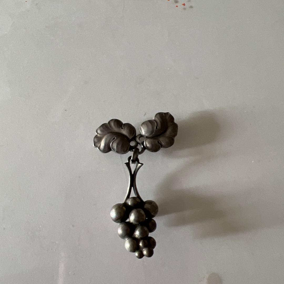 ジョージジェンセンの1992年イヤーペンダントでラピスラズリが使われ。￼