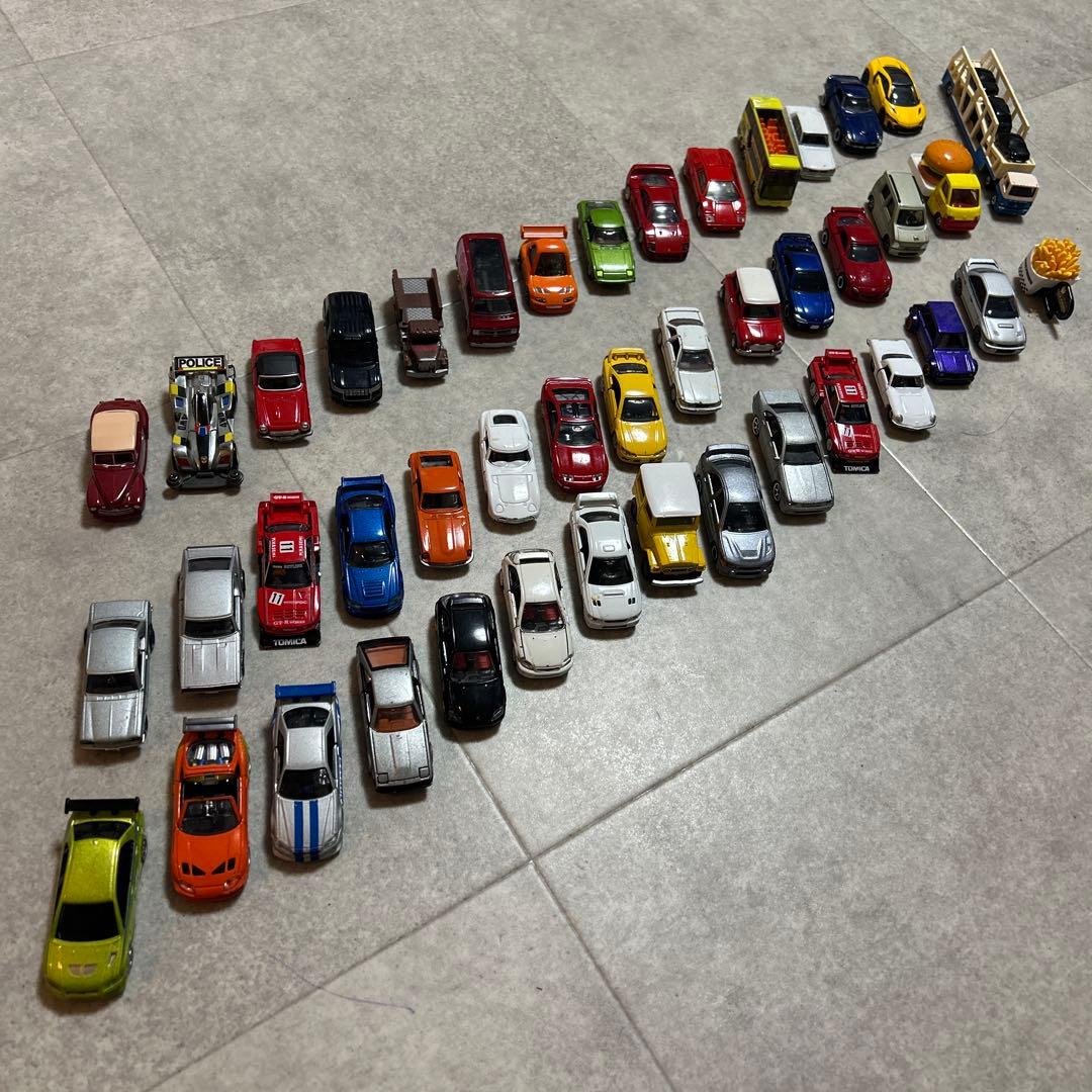 まとめ売りミニカー47台と駐車場・道路セット