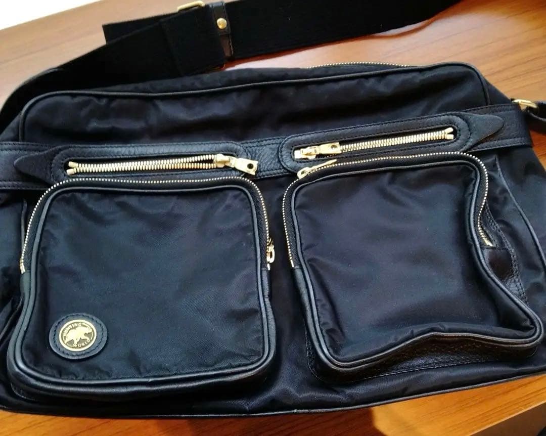 ハンティング・ワールド メッセンジャーバッグ