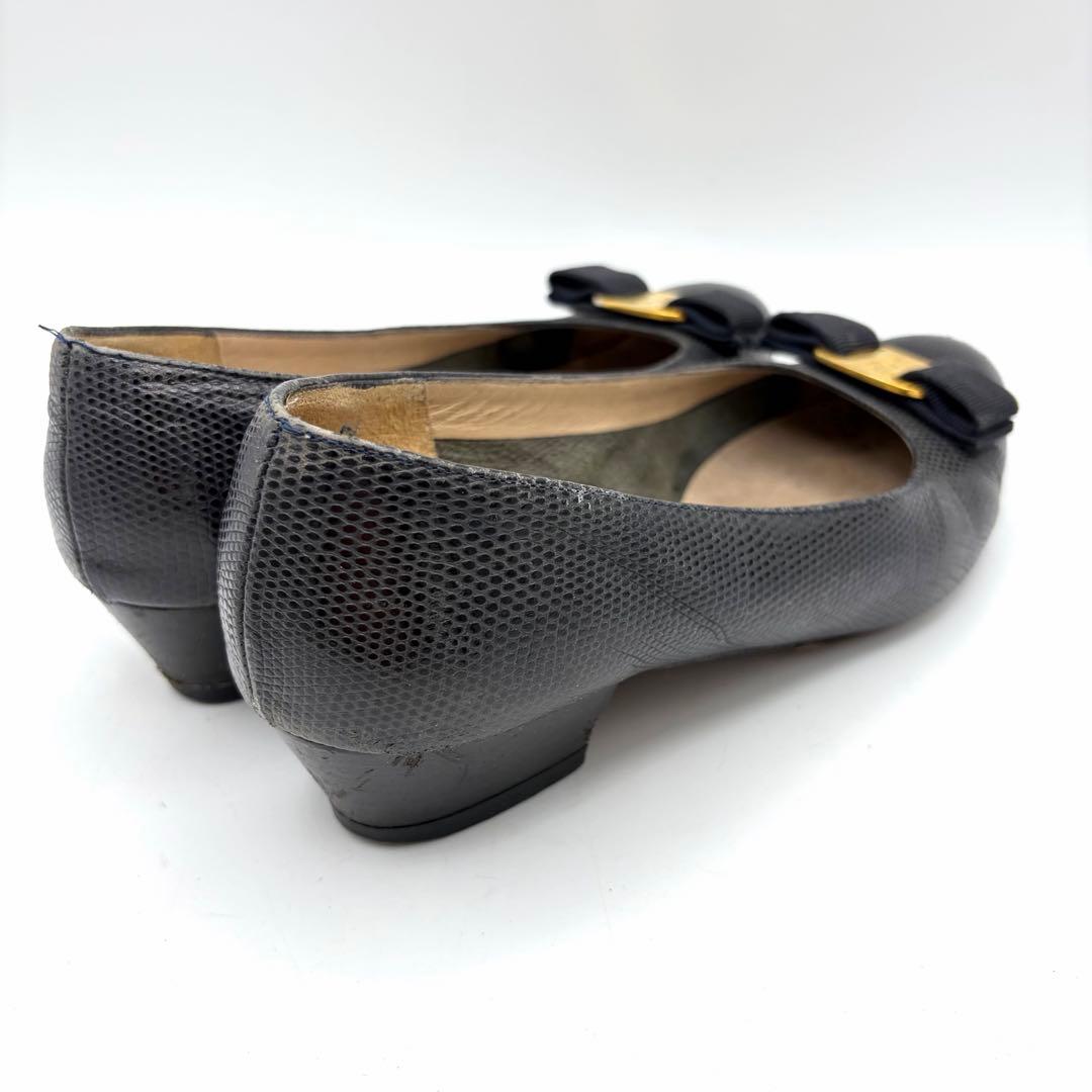 お手頃価格✨フェラガモ パンプス ヴァラリボン リザード型押し レザー