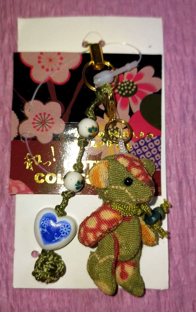 新品・台紙付】ちりめん クマ ストラップ 和柄 ハートチャーム 鈴付き