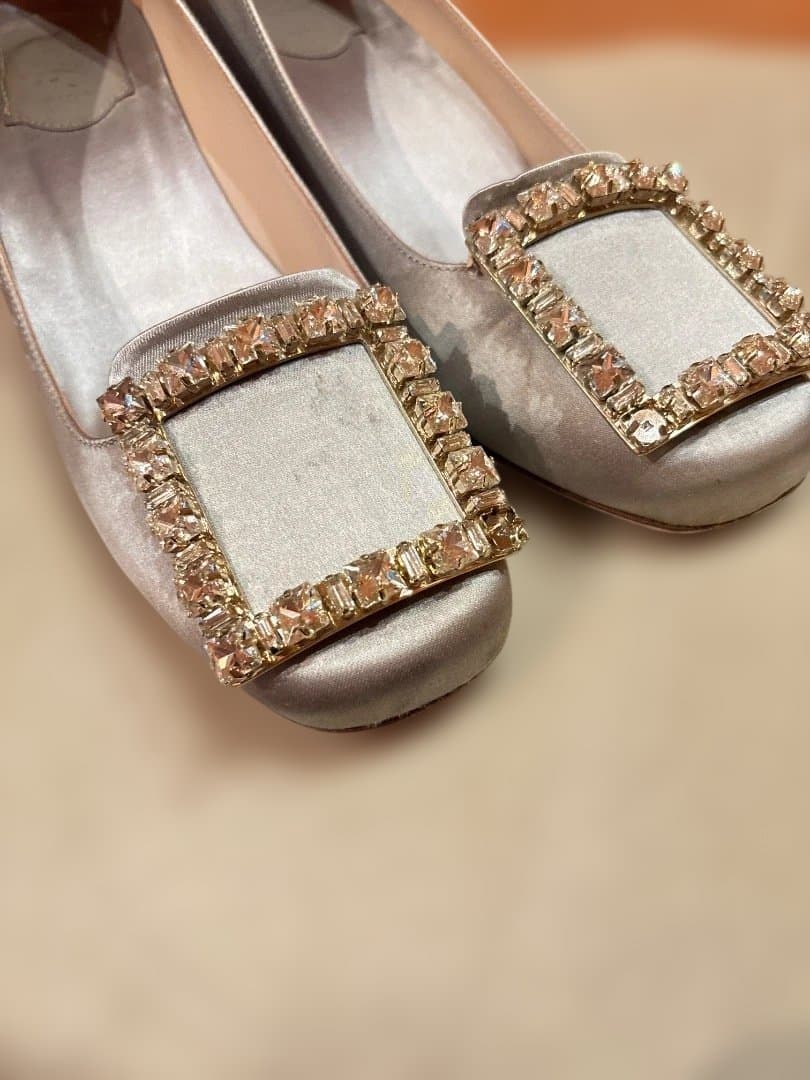 シルバーサテン ビジュー付きパンプス　39