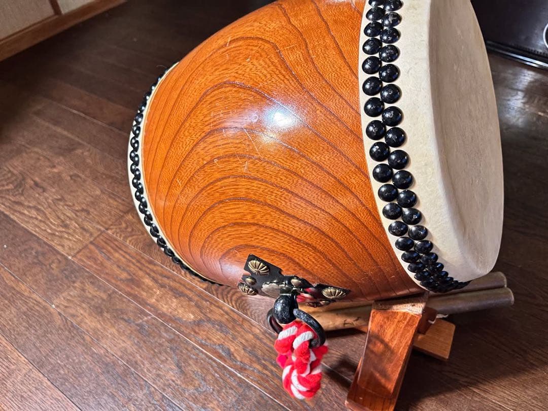 杉浦太鼓店 / 特注 宮太鼓（鋲打太鼓）国産牛皮・国産欅胴・バチ・特注台座付き 4ab1b4cec7d0c55612bce8bf86f419