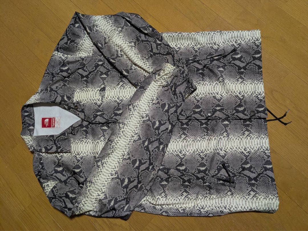 THE NORTH FACE x Supreme ヘビ柄ジャケット 海外用タグ