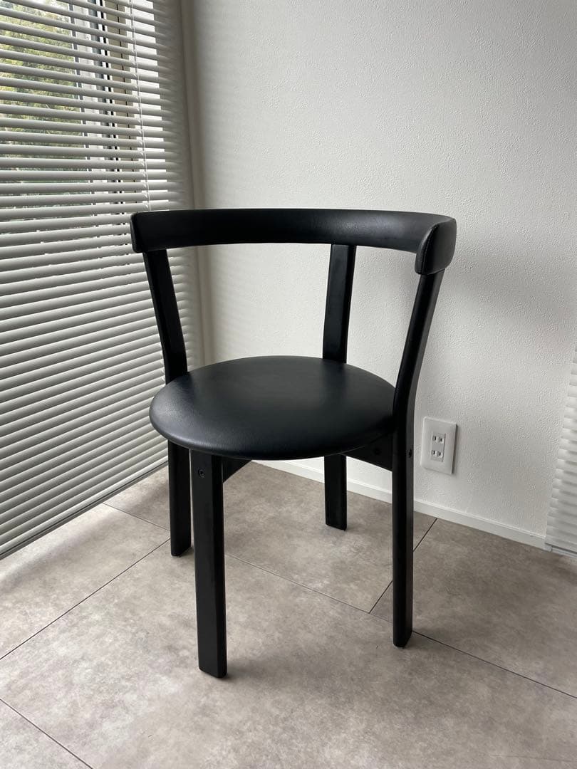 アームチェア　ビンテージチェア　レザーチェア　　　モダンデザイン デンマークデザイン レザー張りのアームチェア 丸い背もたれにアーチの