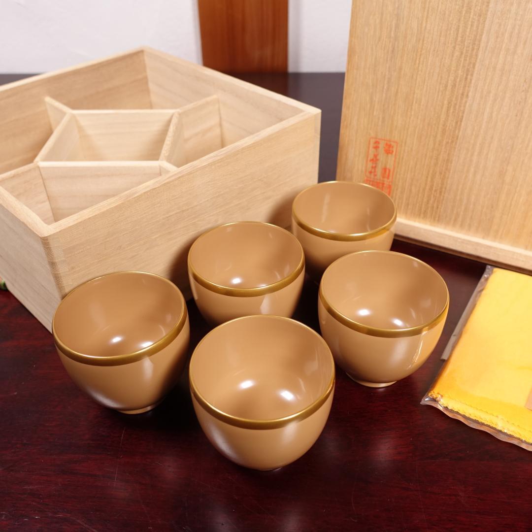 輪島塗 銘苑 千茶荘謹製 白漆 金縁 湯呑 ぐい吞 5客 共箱 輪島塗】蒔絵 ぐい呑み「柳に椿」（溜塗） | FEEL J Style