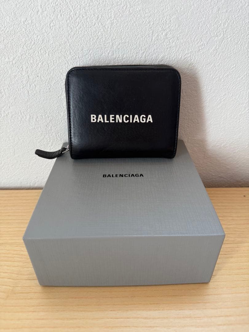 BALENCIAGA 二つ折りレザー財布　メンズ BALENCIAGA（バレンシアガ） 財布 メンズ 二つ折り札入れ ロゴプリント
